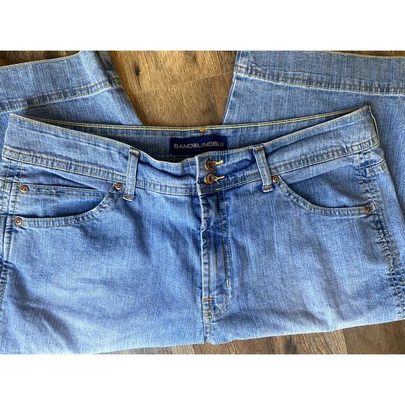 Vintage Bandolino Lightwash Denim Bermuda Shorts with Yellow and Tan Stitching - Picture 6 of 8